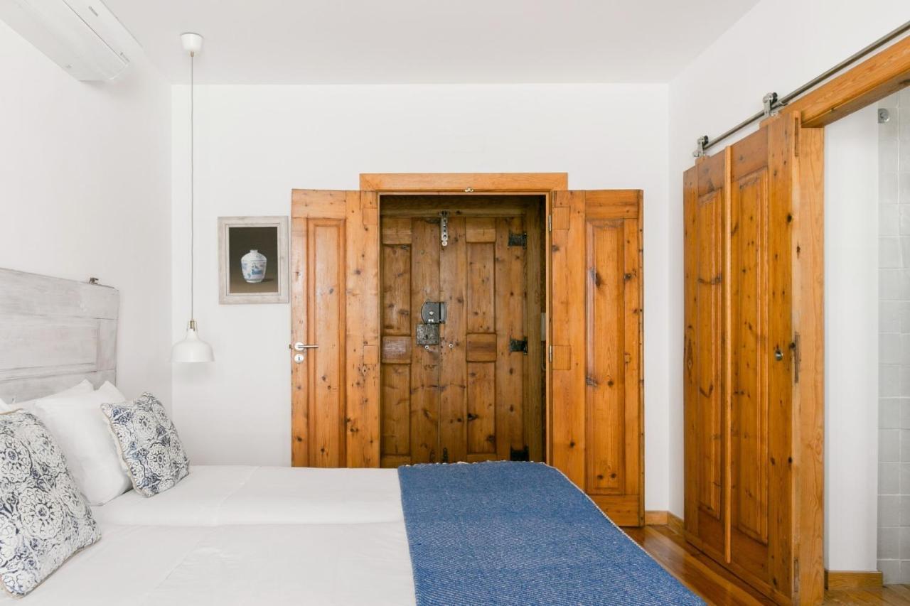 Breathtaking River-city View Two Private Terraces 3 Bedrooms And 3 Bathrooms 17th Century Building Bica Chiado District Lejlighed