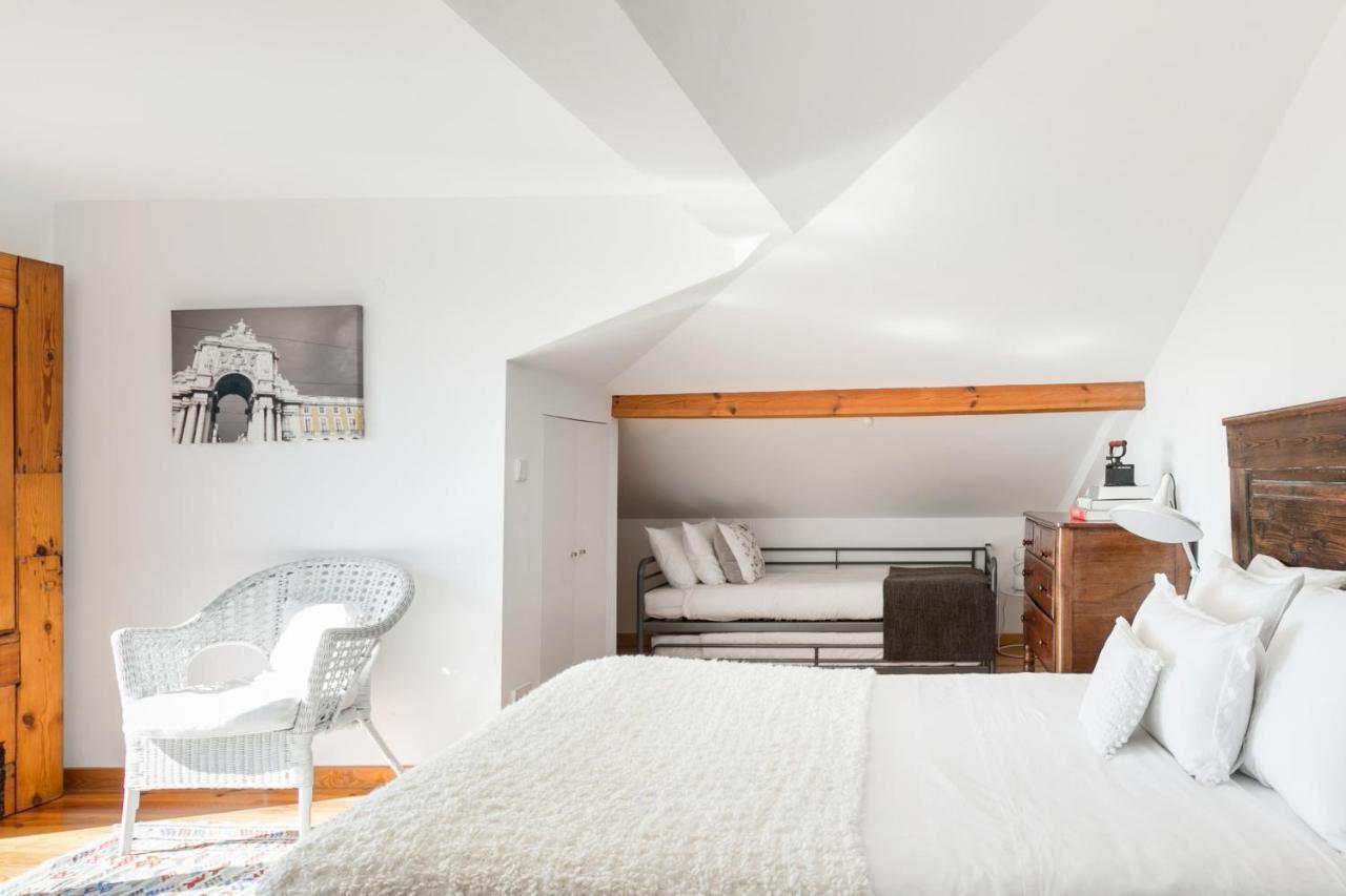 Lejlighed Breathtaking River-city View Two Private Terraces 3 Bedrooms And 3 Bathrooms 17th Century Building Bica Chiado District *