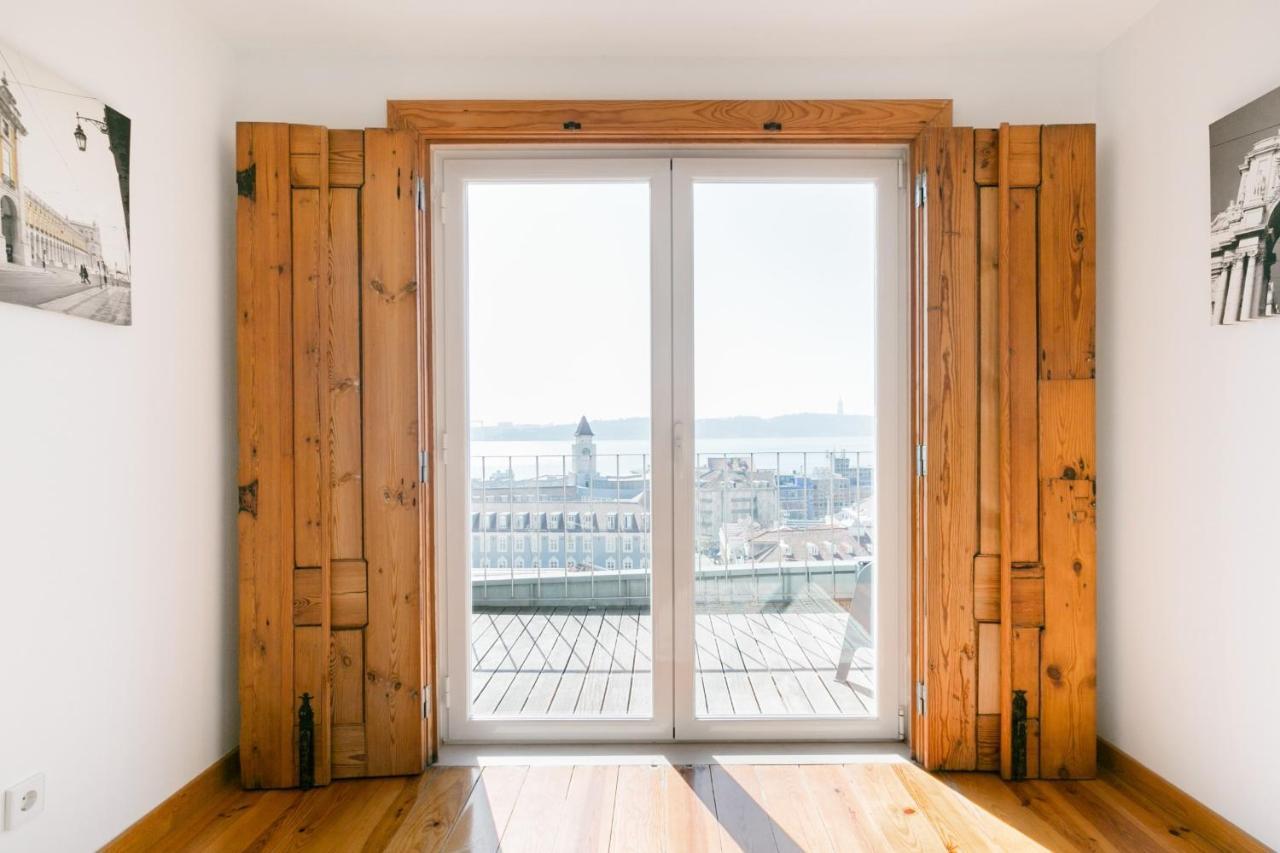 Breathtaking River-city View Two Private Terraces 3 Bedrooms And 3 Bathrooms 17th Century Building Bica Chiado District Lejlighed Lisboa