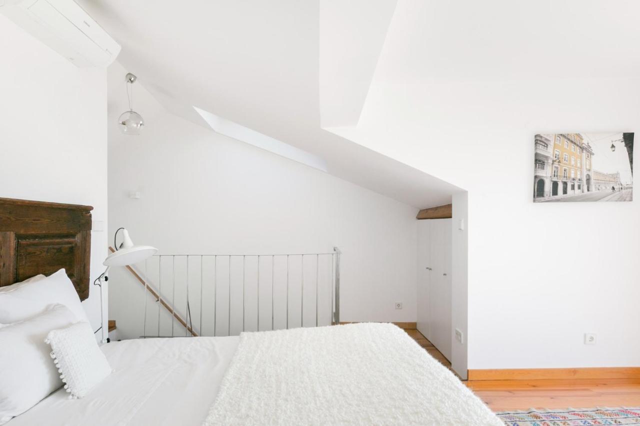 Breathtaking River-city View Two Private Terraces 3 Bedrooms And 3 Bathrooms 17th Century Building Bica Chiado District Lejlighed *