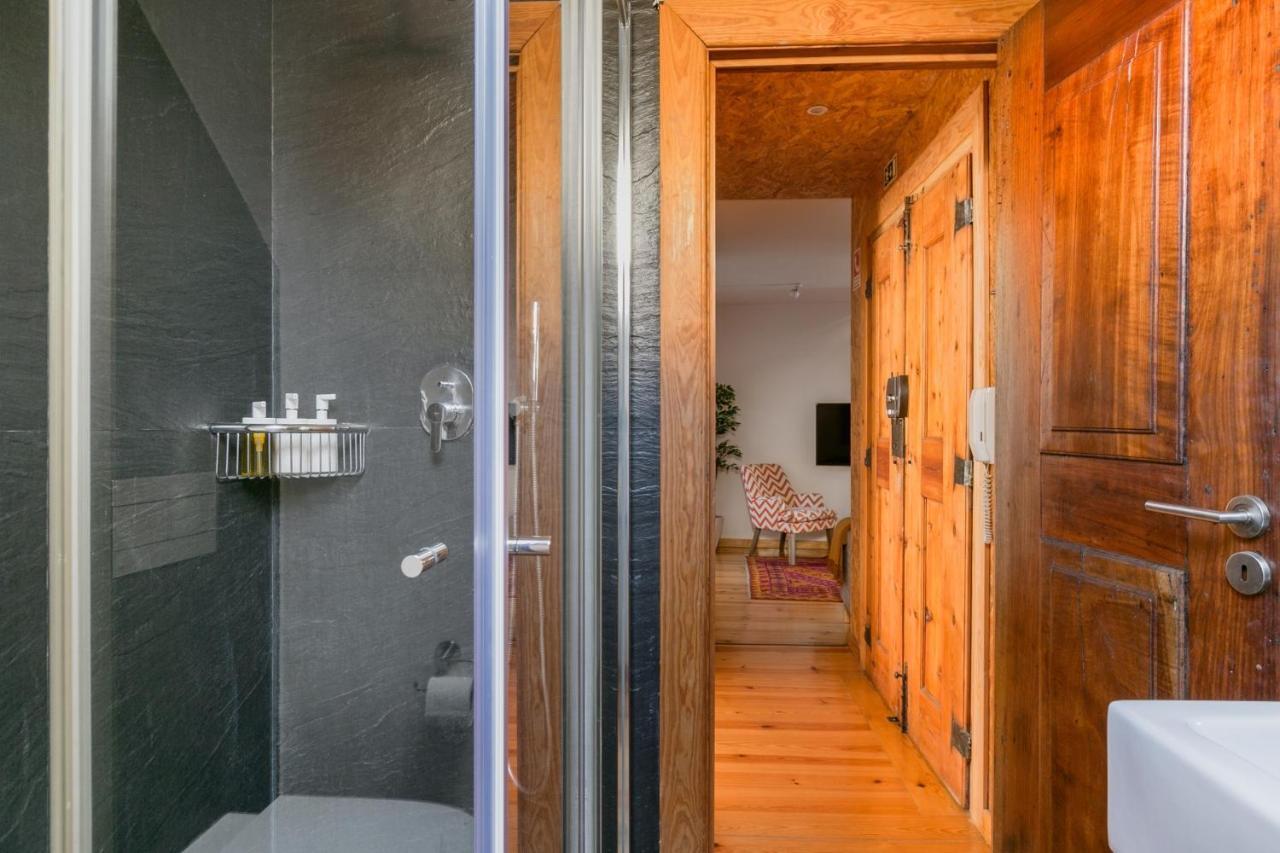 Breathtaking River-city View Two Private Terraces 3 Bedrooms And 3 Bathrooms 17th Century Building Bica Chiado District Lejlighed *