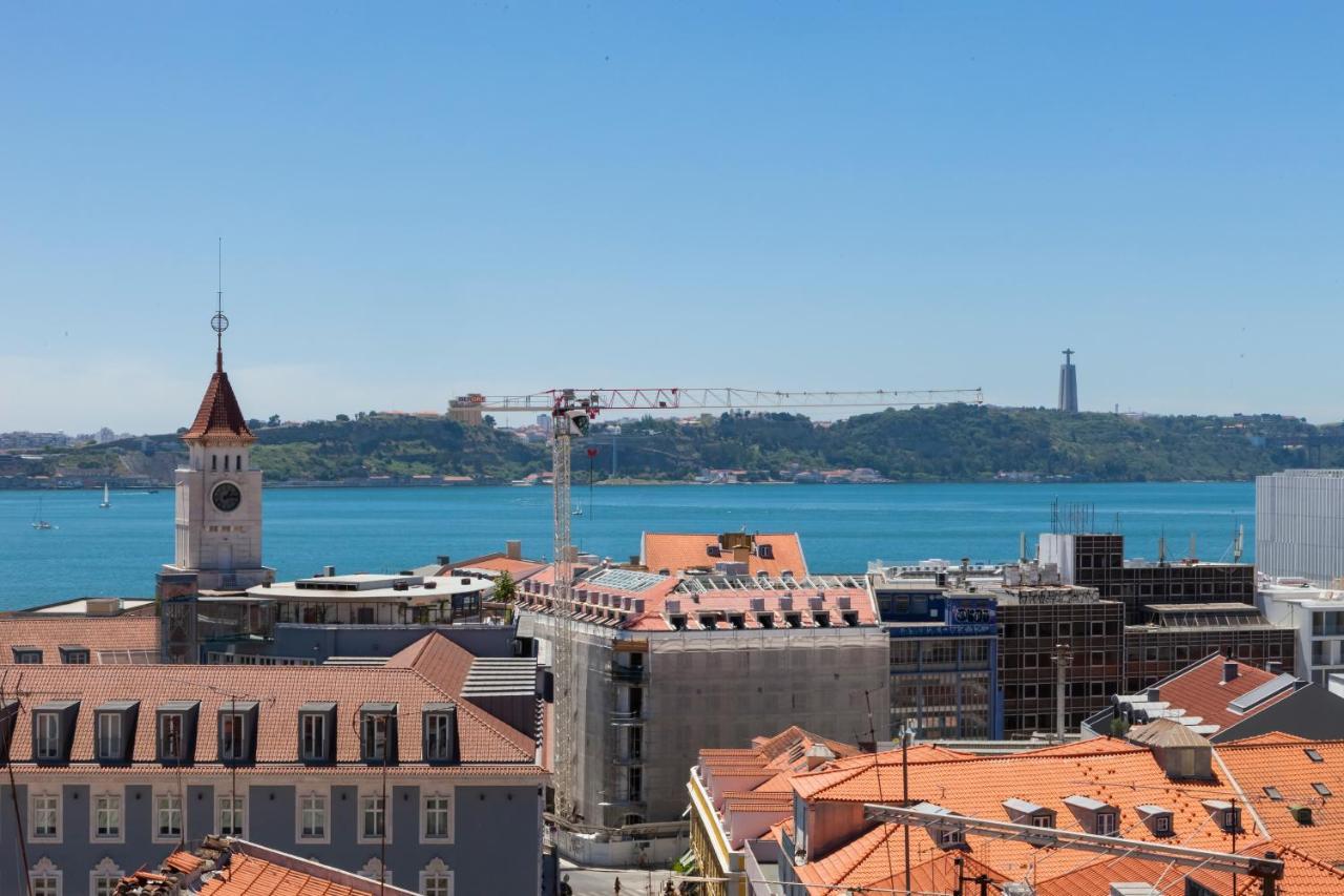 Breathtaking River-city View Two Private Terraces 3 Bedrooms And 3 Bathrooms 17th Century Building Bica Chiado District Lejlighed *