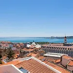 Breathtaking River-City View Two Private Terraces 3 Bedrooms&3 Bathrooms 17th Century Building Central Bica Chiado District